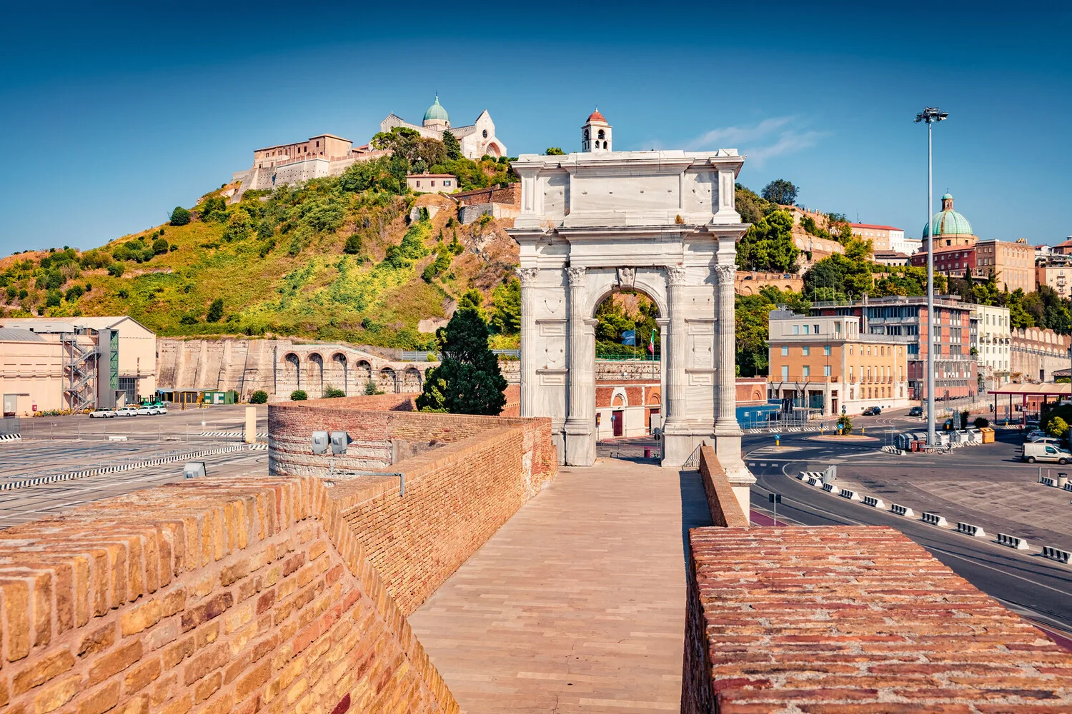 Ancona Uferpromenade und historische Stadt an der Adriaküste Italiens