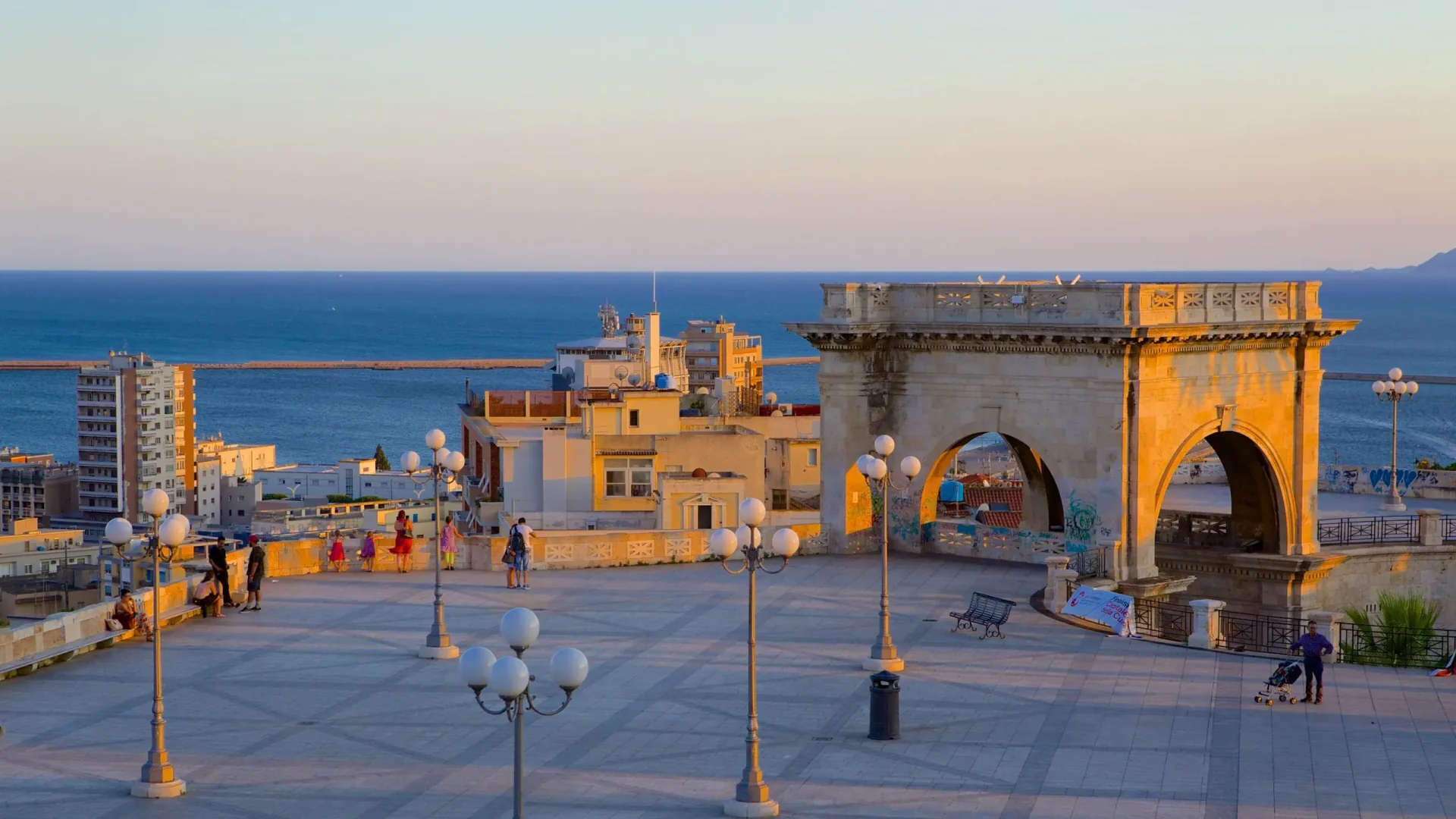 Cagliari historische Stadt und mediterrane Uferpromenade auf Sardinien