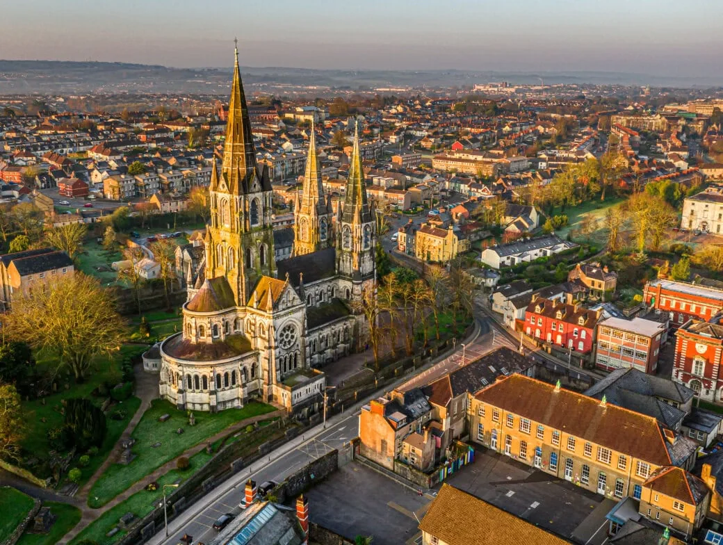 Cork Stadt, Fluss Lee und farbenfrohe Straßen in Südirland