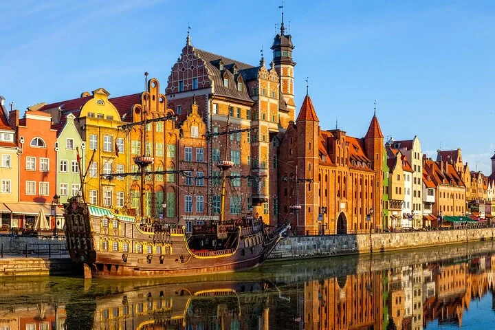 Gdynia Uferpromenade, modernistisches Stadtzentrum und Ostseeküste in Polen