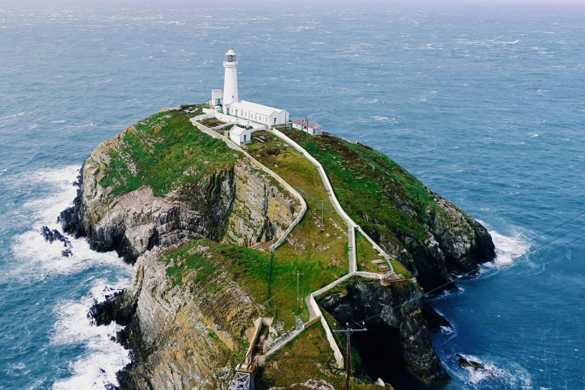 Holyhead Küste, Hafen und Berge auf der Isle of Anglesey in Wales