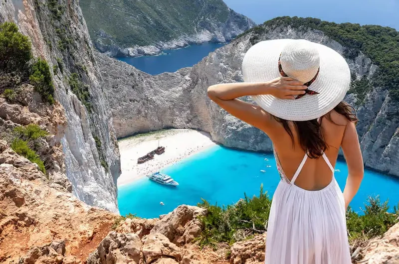 Igoumenitsa Bucht, Uferpromenade und grüne Küste von Epirus im Nordwesten Griechenlands