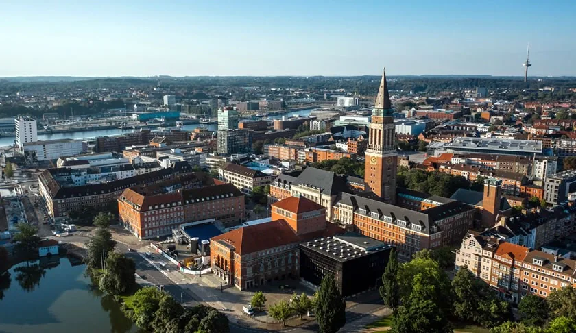 Kiel Uferpromenade, Hafen und Stadt an der Ostseeküste Norddeutschlands