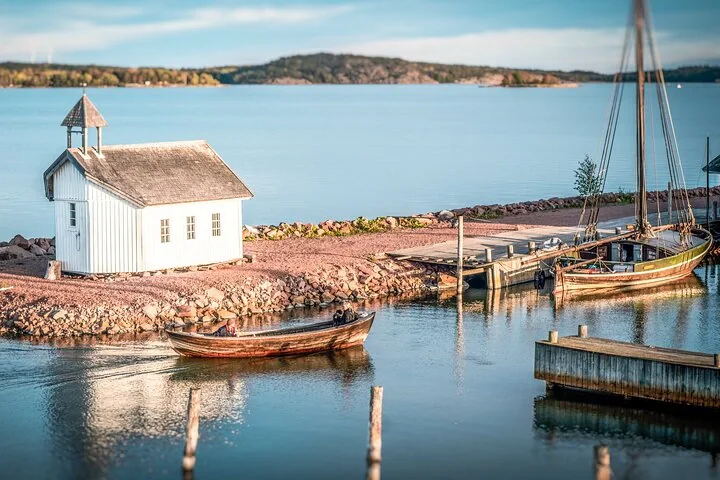 Mariehamn Uferpromenade, Yachthafen und farbenfrohe Stadt auf den Ålandinseln