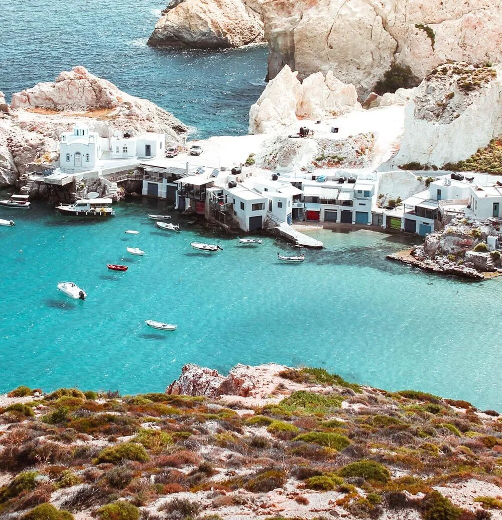 Weiße Klippen der Insel Milos, türkisfarbene Buchten und ein Kykladendorf in Griechenland