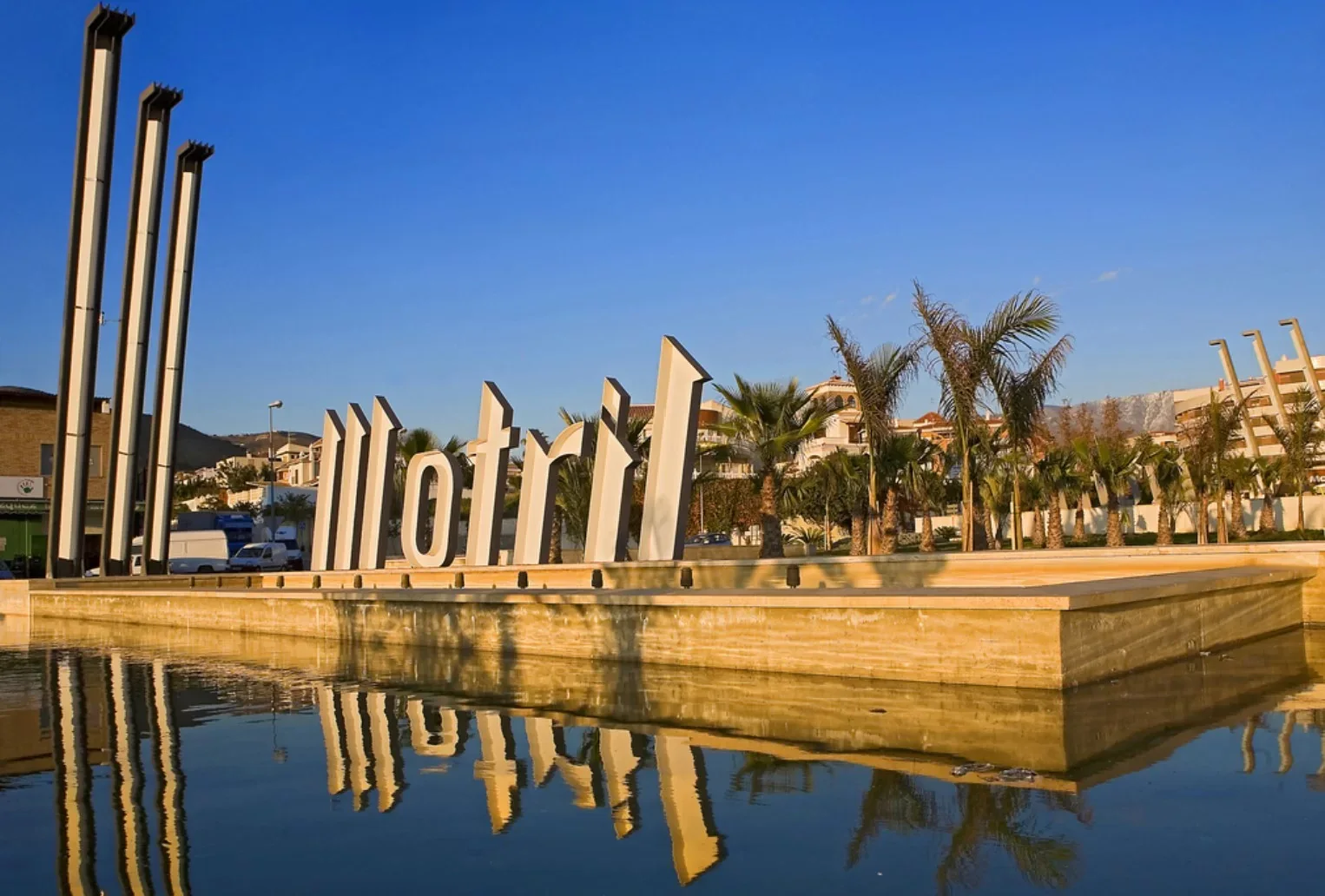 Motril Küste, Yachthafen und tropische Mittelmeerlandschaft in Granada, Spanien