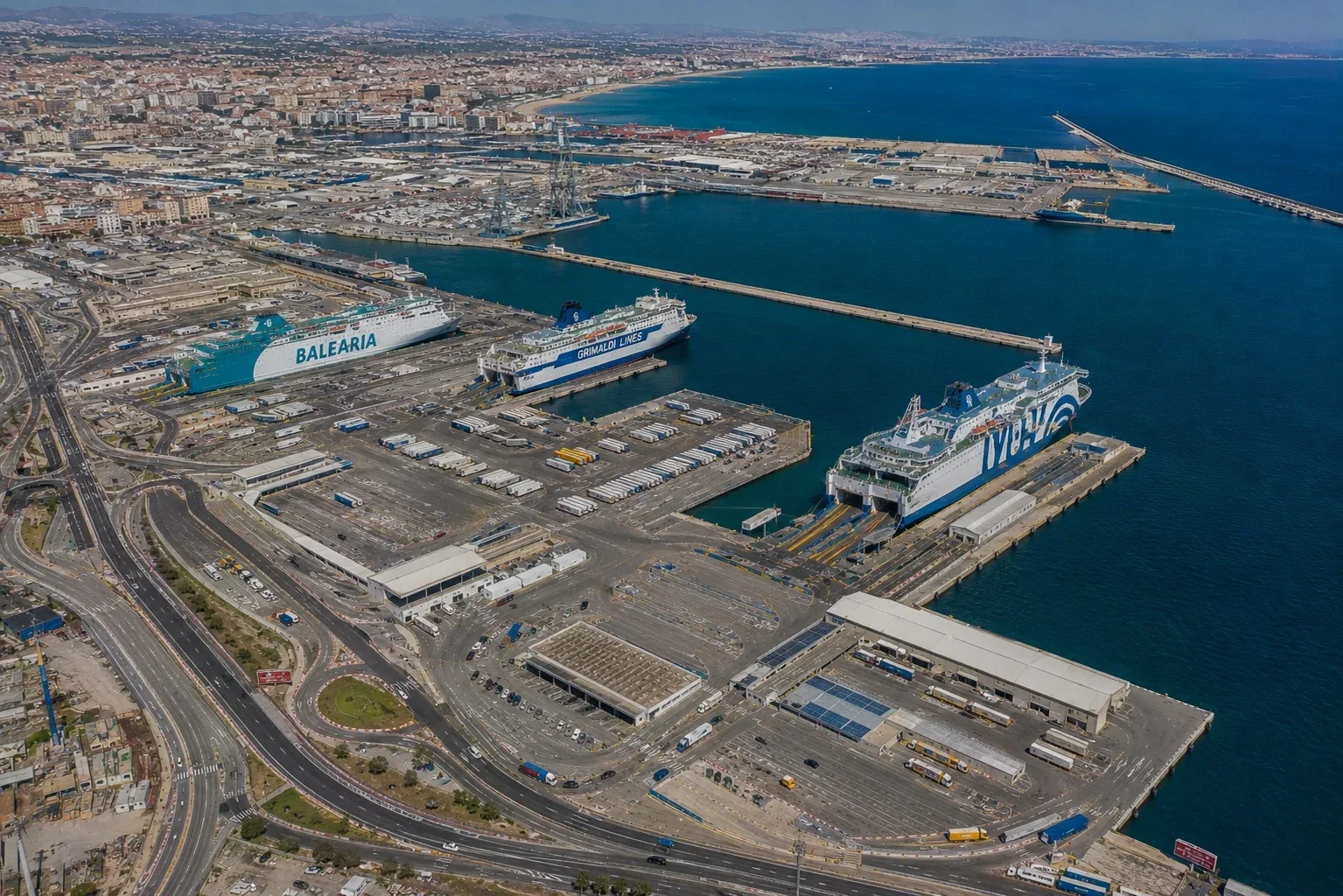 Luftaufnahme des Fährhafens Valencia und der Liegeplätze für Passagierfähren